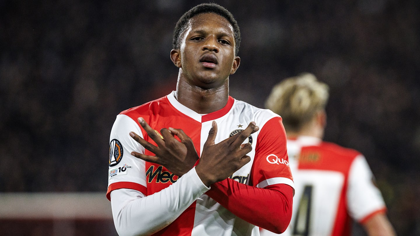 Arsenal Battling Rivals for Teenage Record Breaker Backed by Club Legend—Report