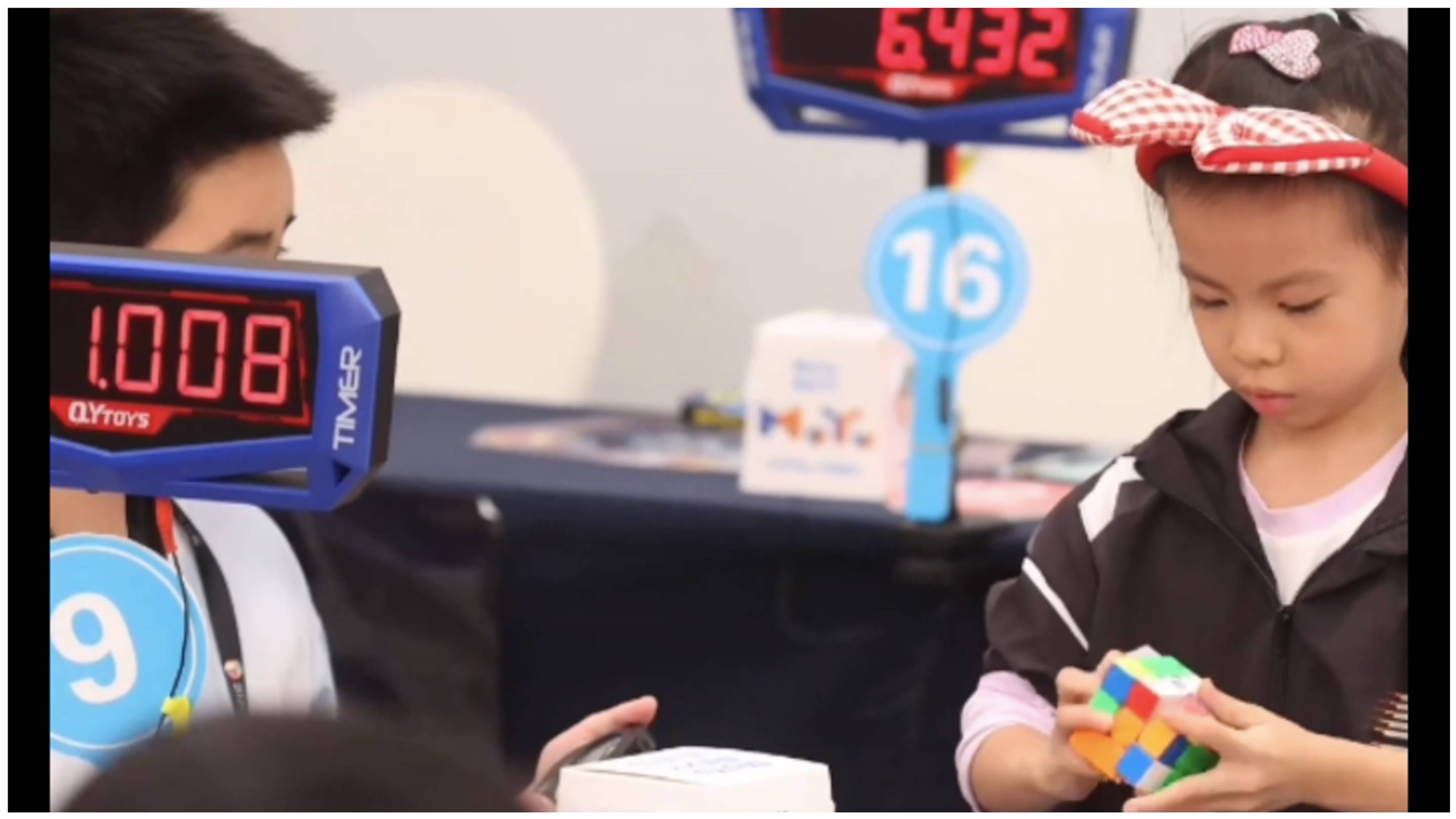 Niña china de 6 años, la más rápida del mundo en resolver el Cubo de Rubik | VIDEO