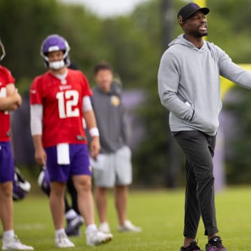 Vikings special teams coordinator Matt Daniels coaching at Vikings training camp