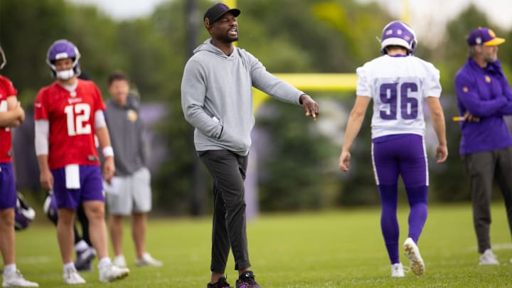 Vikings special teams coordinator Matt Daniels coaching at Vikings training camp