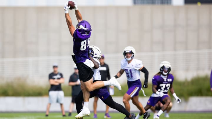 Johnny Mundt (85) jumping up and making a catch at Vikings training camp