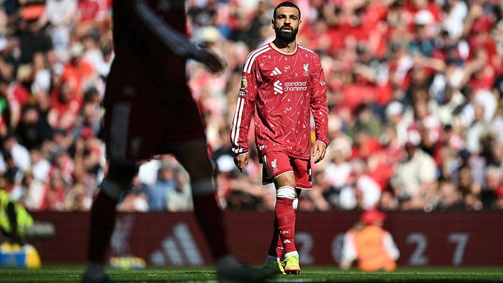La mirada de Mohamed Salah en su último baile como red. El mítico dorsal 11 contempla las acciones sobre el césped de Anfield en el duelo entre el Liverpool y el Brentford