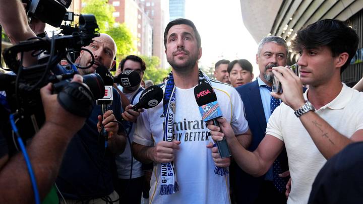 Enrique Riquelme, presidente de Cox Energy y aspirante a la presidencia del Real Madrid, dialoga con la prensa a las afueras del Estadio Santiago Bernabéu para promover su candidatura Enrique Riquelme, presidente de Cox Energy y aspirante a la presidencia del Real Madrid, dialoga con la prensa a las afueras del Estadio Santiago Bernabéu para promover su candidatura