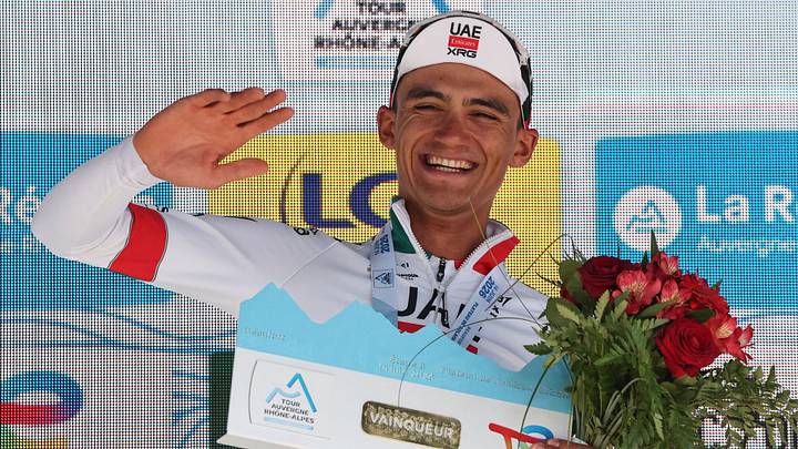 El mexicano Isaac Del Toro celebra con euforia su victoria en la clasificación general del Tour de Auvernia-Ródano-Alpes