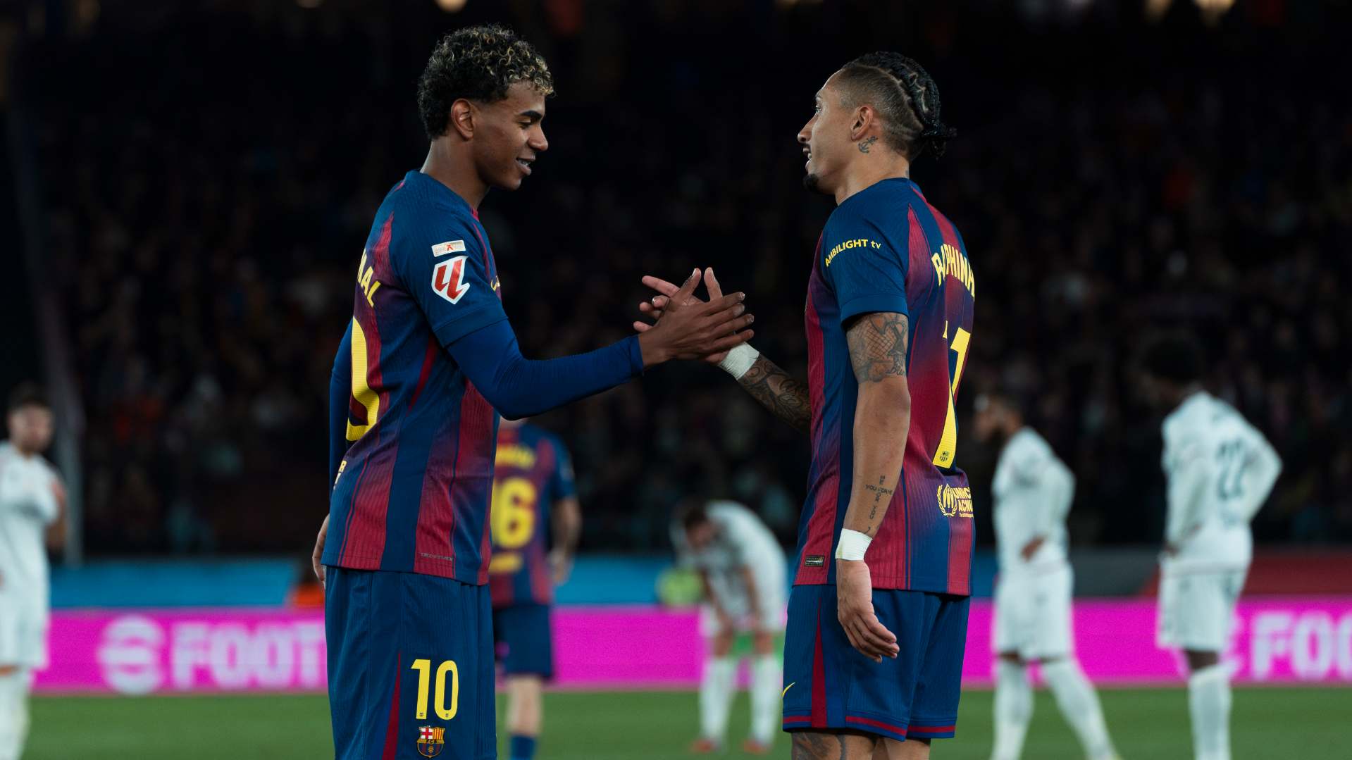 ลามีน ยามาล (ซ้าย) และราฟินญ่าฉลองประตู