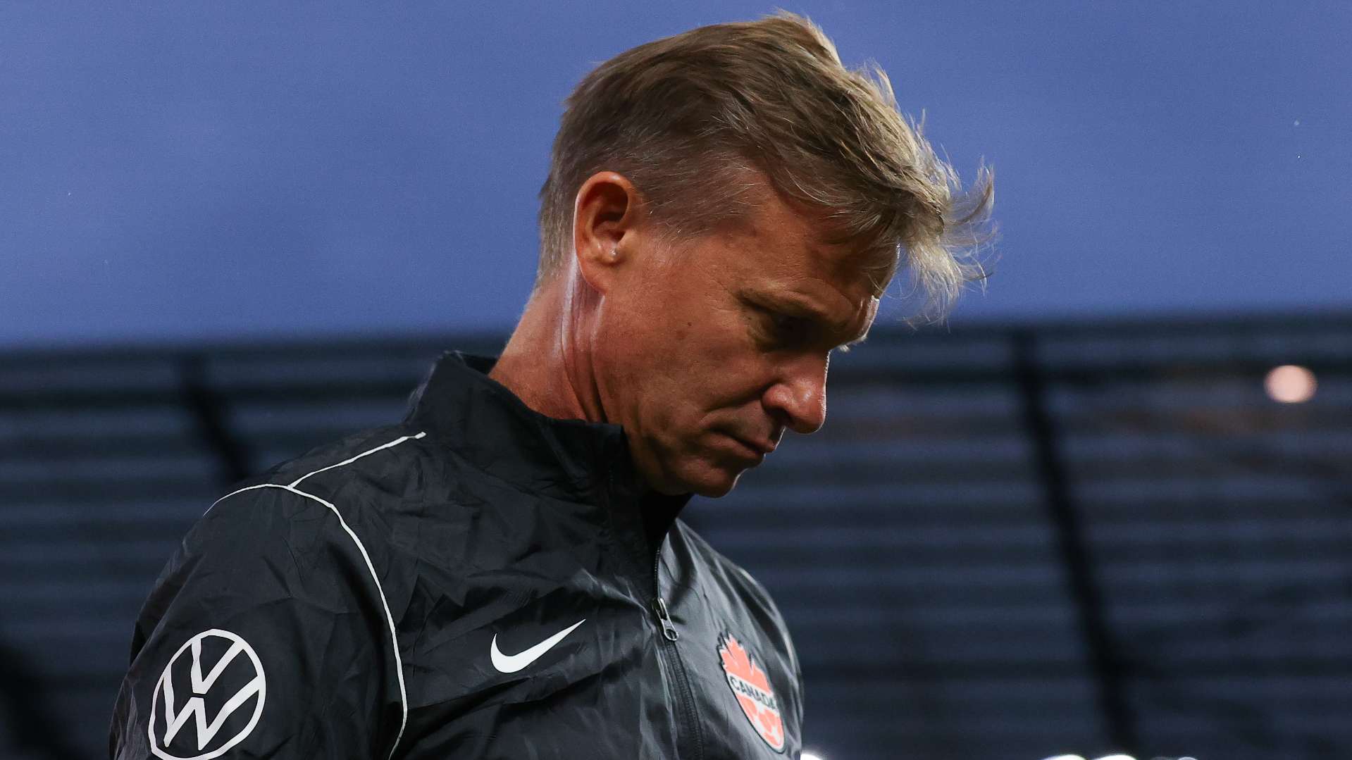 杰西·马什低头