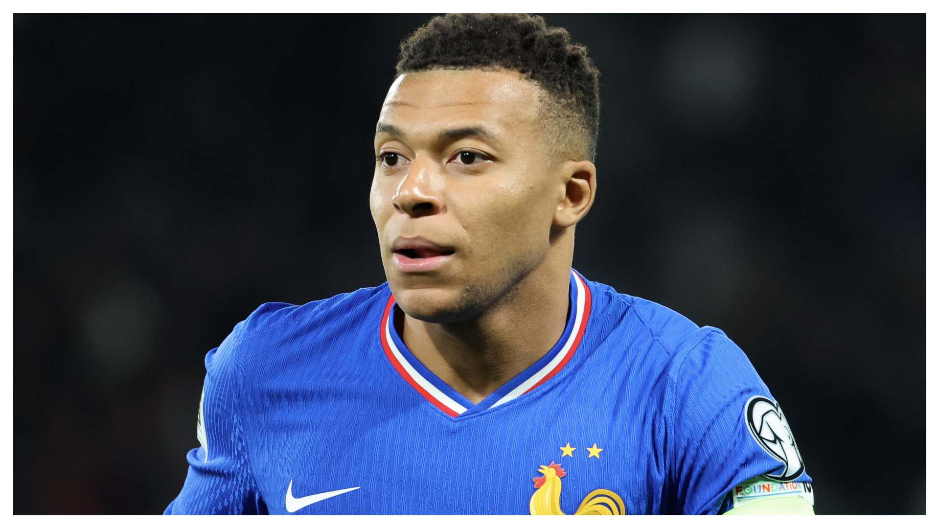 กิลเลียน เอ็มบัปเป้ สวมเสื้อทีมชาติฝรั่งเศส