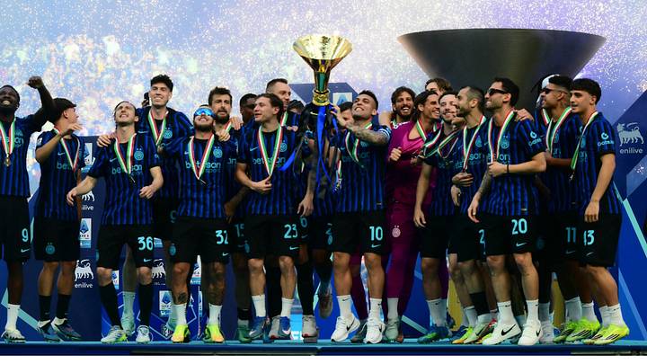 El capitán del Inter de Milán, Lautaro Martínez, alza el trofeo de la Serie A en San Siro tras el encuentro frente al Hellas Verona. El capitán del Inter de Milán, Lautaro Martínez, alza el trofeo de la Serie A en San Siro tras el encuentro frente al Hellas Verona.