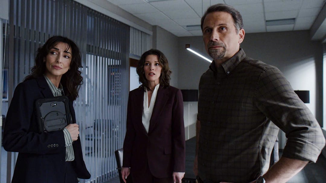 “3 Up, 3 Down” –FBI. Pictured (L-R): Necar Zadegan as Deputy Chief of Station Nikki Reynard, Alana De La Garza as Special Agent in Charge Isobel Castille, and Jeremy Sisto as Assistant Special Agent in Charge Jubal Valentine. Photo: CBS ©2025 CBS Broadcasting, Inc. All Rights Reserved. 