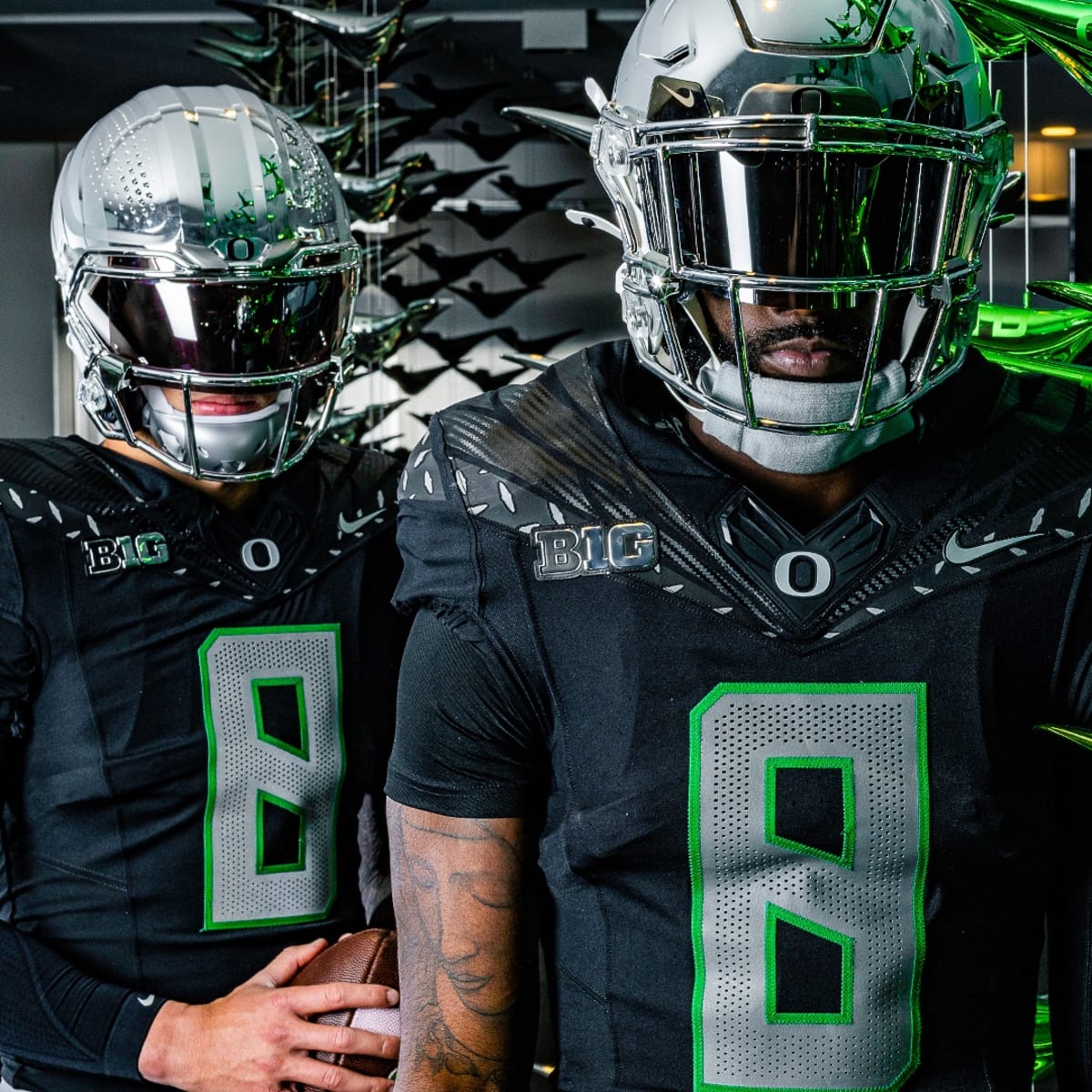 Oregon Ducks Unveil Black and Silver Uniforms For Washington Huskies: PHOTOS
