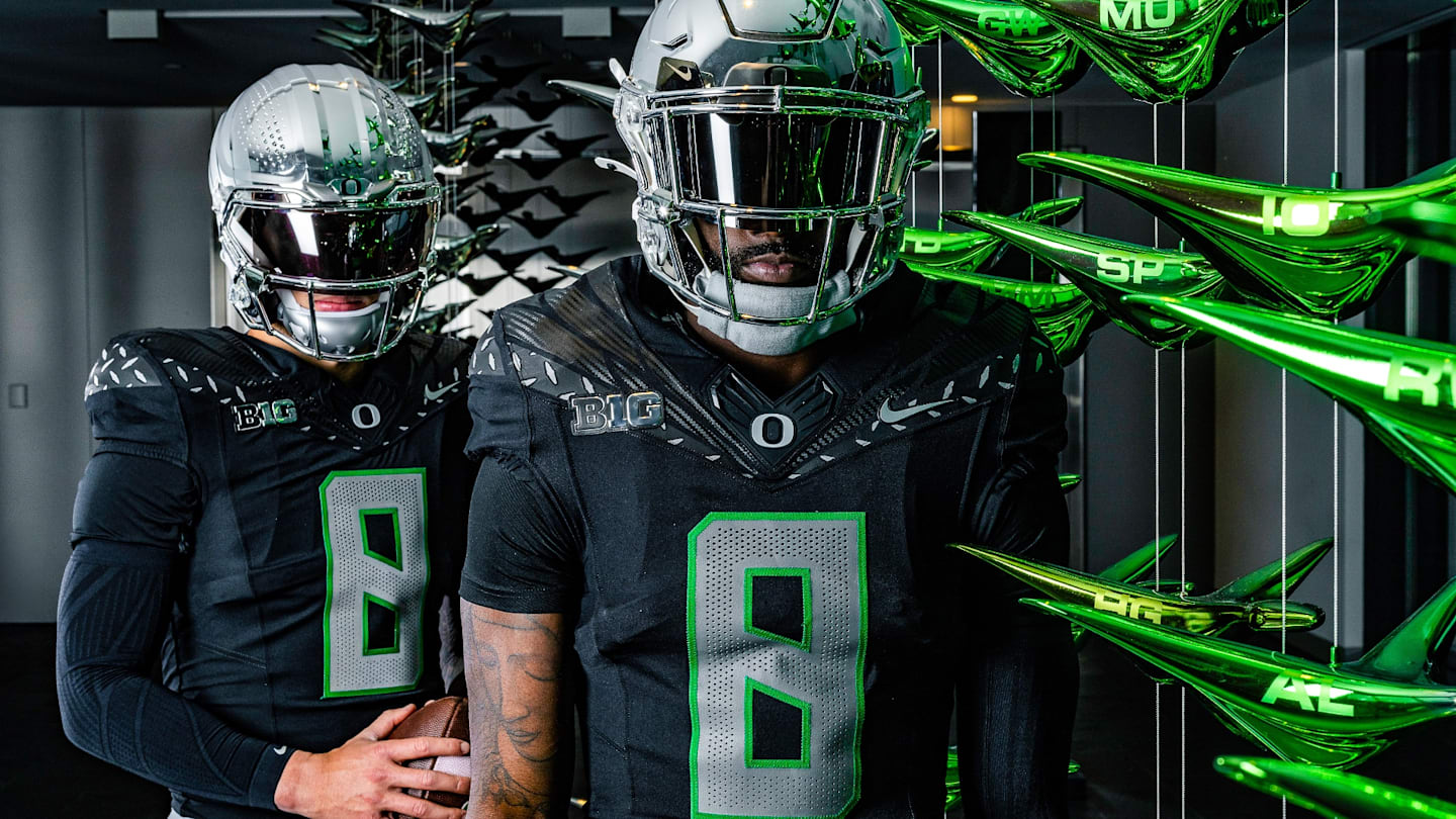 Oregon Ducks Unveil Black and Silver Uniforms For Washington Huskies PHOTOS