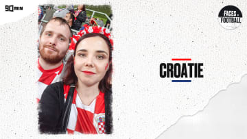 Des supporters croates s'adressent à leurs joueurs.