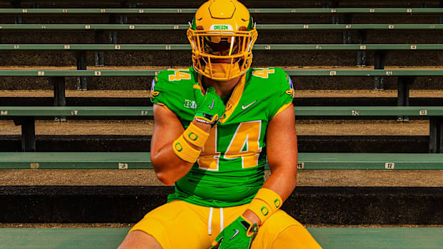 Oregon ducks uniforms nike phil knight combination dan lanning montana state autzen stadium college football playoff