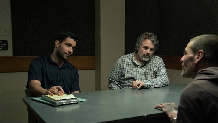 Fabien Frankel and Mark Ruffalo in Task episode 3 on HBO - Photograph by Peter Kramer/HBO