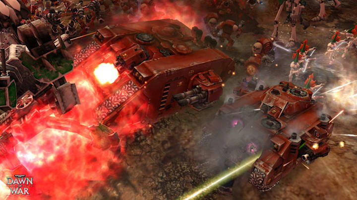 Warhammer 40,000: Dawn of War screenshot of Space Marines fighting Aeldari.