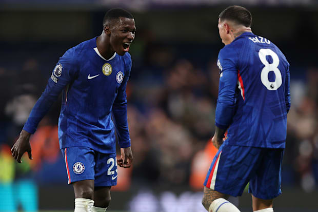 Moisés Caicedo (left) and Enzo Fernández.