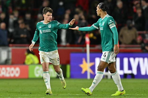 Milos Kerkej (izquierda) y Virgil van Dijk.