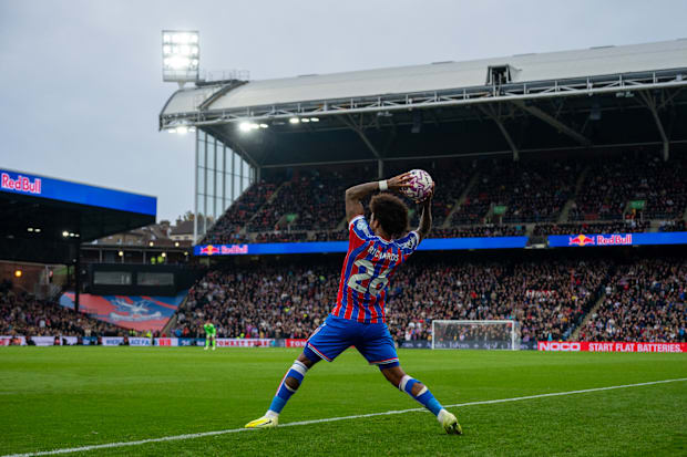 คริส ริชาร์ดส์ ทำการเขวี้ยงบอลเข้าเล่น คริส ริชาร์ดส์ ทำการเขวี้ยงบอลเข้าเล่น