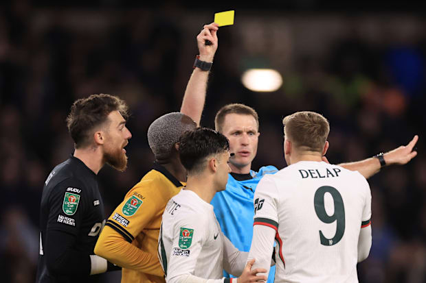 ลีอัม เดลาป ของเชลซี (ขวา) ถูกแสดงใบเหลืองใบที่สอง ลีอัม เดลาป ของเชลซี (ขวา) ถูกแสดงใบเหลืองใบที่สอง