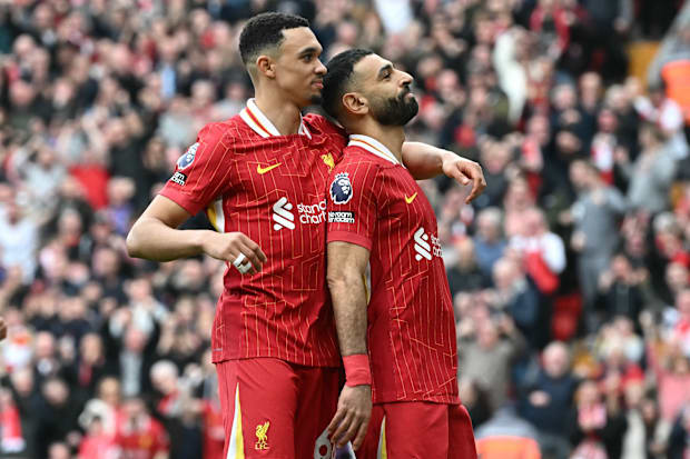 Trent Alexander-Arnold (izquierda) y Mohamed Salah.
