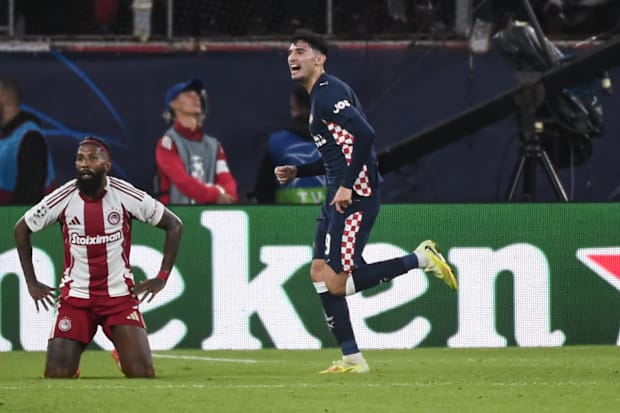 里卡多·佩皮庆祝进球。