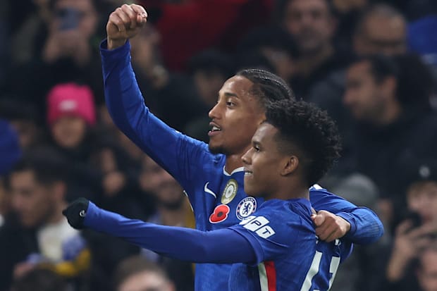 โชอาว์ เปโดร (ซ้าย) และเอสเตวาว์ ฉลองประตู