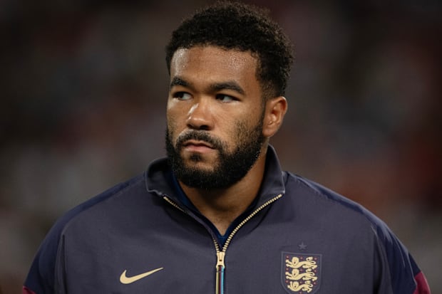 รีซ เจมส์ ในชุดอุ่นเครื่องอังกฤษ