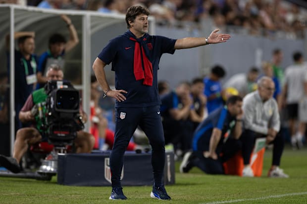 毛里西奥·波切蒂诺挥手的动作。 毛里西奥·波切蒂诺挥手的动作。