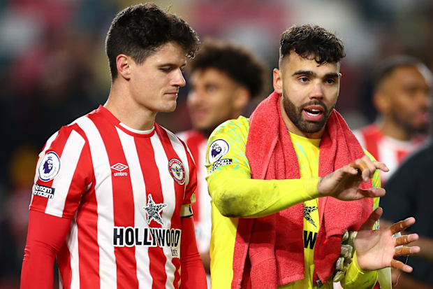 คริสเตียน เนอร์การ์ด (ซ้าย) และ เดวิด รายา สำหรับเบรนท์ฟอร์ด