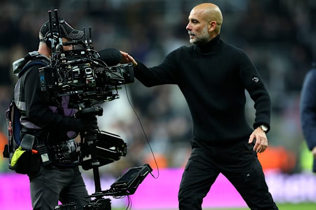 เป๊ป กวาร์ดิโอลา (ขวา) เข้าไปใกล้ชิดกับช่างกล้องคนหนึ่ง เป๊ป กวาร์ดิโอลา (ขวา) เข้าไปใกล้ชิดกับช่างกล้องคนหนึ่ง