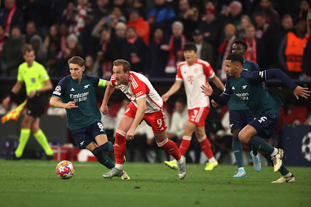 แฮร์รี่ เคน (คนที่สองจากซ้าย) เผชิญหน้ากับฝ่ายตรงข้ามอาร์เซนอล แฮร์รี่ เคน (คนที่สองจากซ้าย) เผชิญหน้ากับฝ่ายตรงข้ามอาร์เซนอล