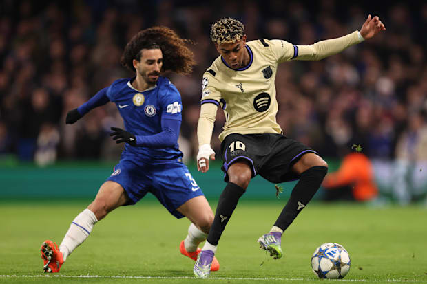 มาร์ค คูคูเรญ่า (ซ้าย) และ ลามิเน่ ยามาล มาร์ค คูคูเรญ่า (ซ้าย) และ ลามิเน่ ยามาล