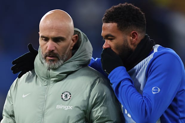 恩佐·马雷斯卡(左)和里斯·詹姆斯在交谈。 恩佐·马雷斯卡(左)和里斯·詹姆斯在交谈。