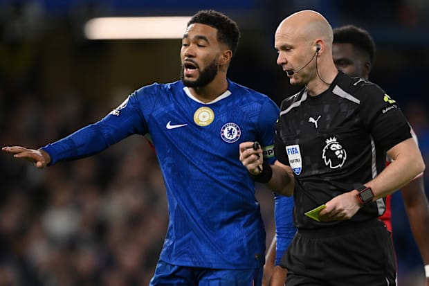 里斯·詹姆斯(左)与裁判安东尼·泰勒交谈。 里斯·詹姆斯(左)与裁判安东尼·泰勒交谈。