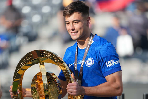 阿隆·安塞尔米诺举起世俱杯奖杯。4