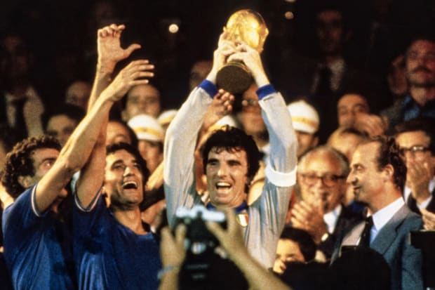 迪诺·佐夫举起世界杯奖杯。 迪诺·佐夫举起世界杯奖杯。