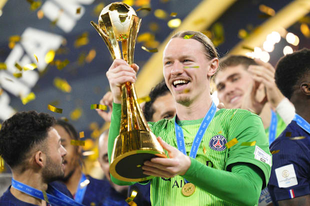 มัตเวย์ ซาโฟนอฟ ฉลองกับถ้วยรางวัลอินเตอร์คอนติเนนตัล คัพ