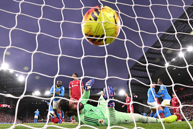 阿利松（下方）倒在地上。