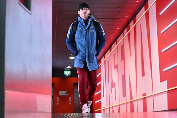 เดคลาน ไรซ์ เดินผ่านทางเดินเอมิเรตส์