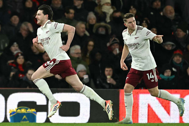 เดคลาน ไรซ์ (ซ้าย) วิ่งหนีจากวิคเตอร์ เกียเคเรส