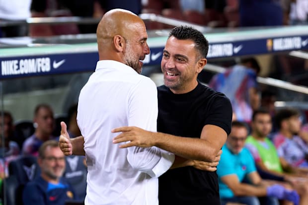 ชาบี (ขวา) กอดเป๊ป กวาร์ดิโอลา