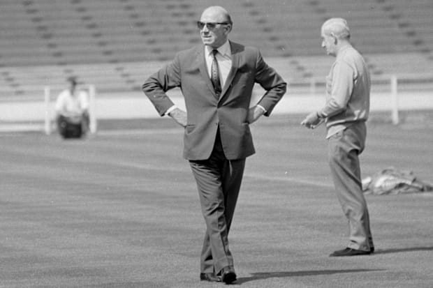 เซอร์ แมตต์ บัสบี้ เดินไปตามสนาม