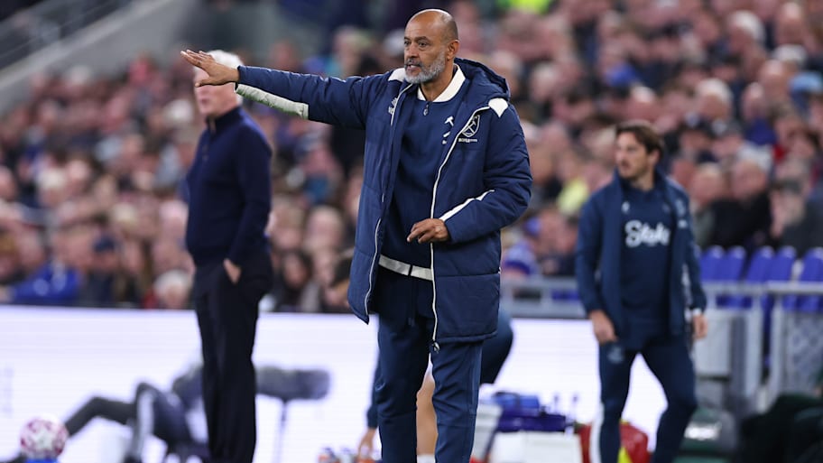 Nuno Espírito Santo pointing.