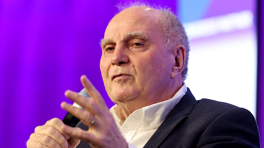 Uli Hoeneß talking into a microphone.