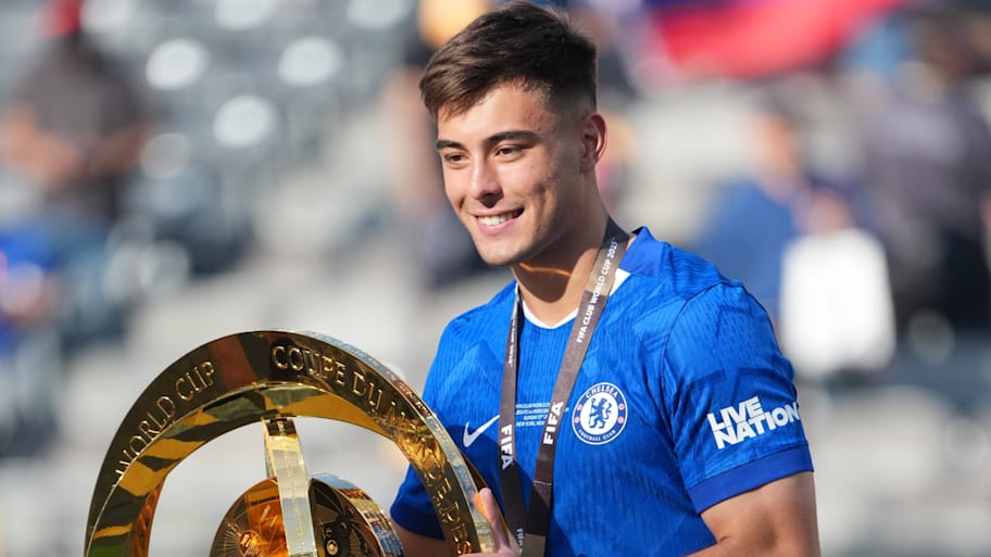 Aarón Anselmino with the Club World Cup trophy.4