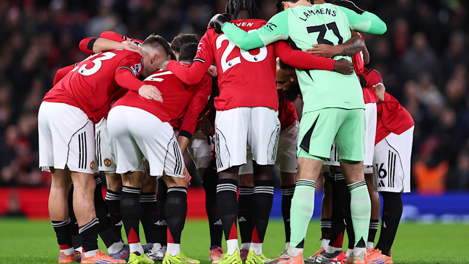 Man Utd players in a huddle.