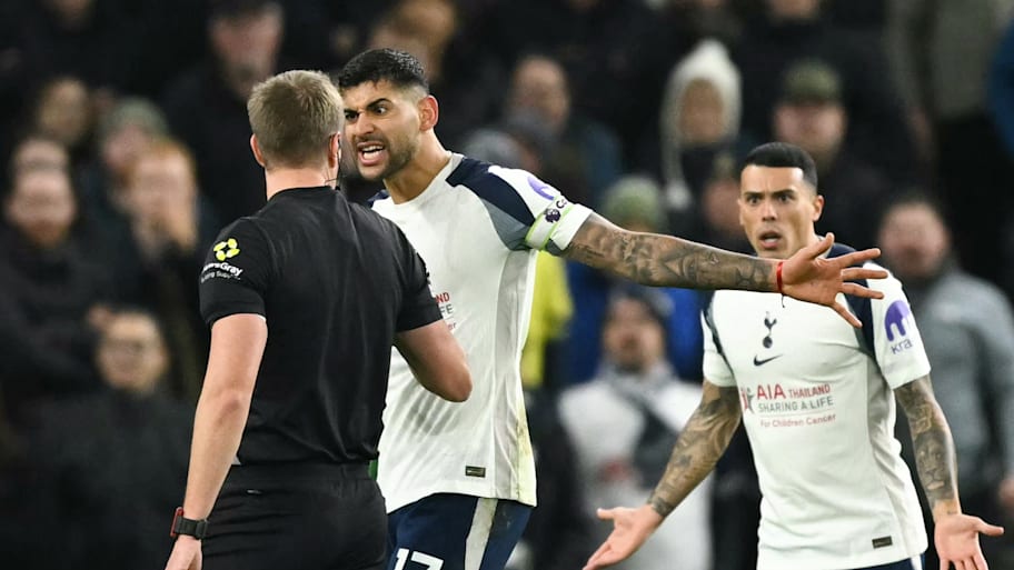 Cristian Romero (centre) arguing with the referee.