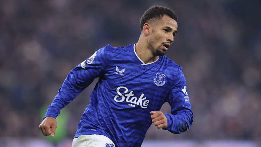 Iliman Ndiaye in action for Everton.