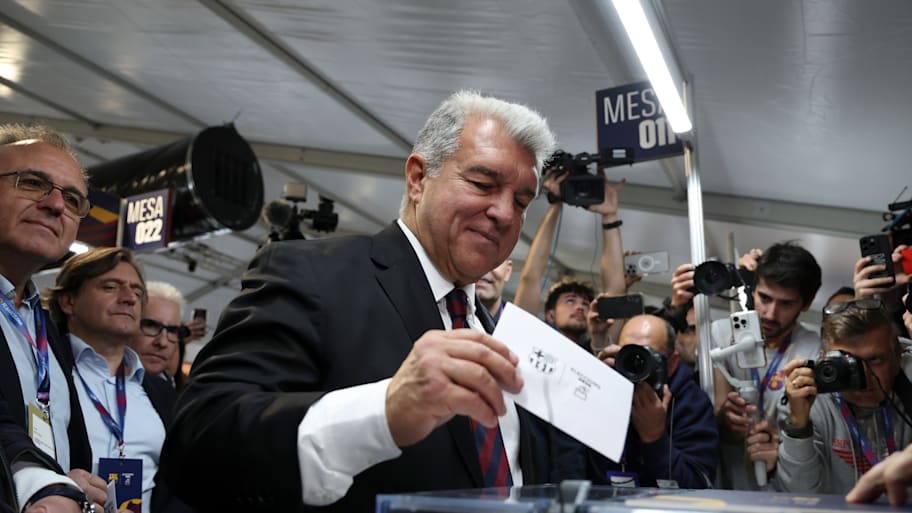 Joan Laporta voting for himself.