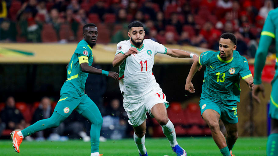 Ismaël Saibari dribbling.